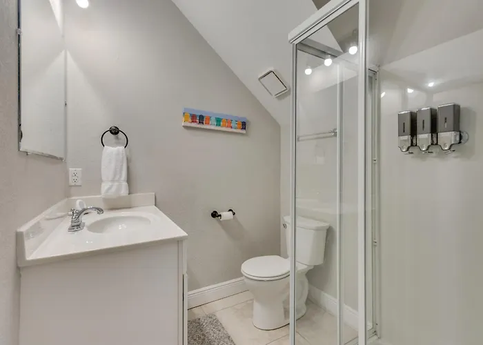 Beaches, Fishing & More! Sleek In Holiday home *